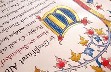 Ausschnitt einer mittelalterlich gestalteten Lehensurkunde - Details mit Initiale - Aquarell und Tusche auf Büttenpapier - Larp Urkunde erstellen lassen