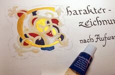 Mittelalterliche Initiale C mit Rankenwerk und Goldfarbe in der Entstehung - Aquarell auf Büttenpapier - Initiale malen lassen