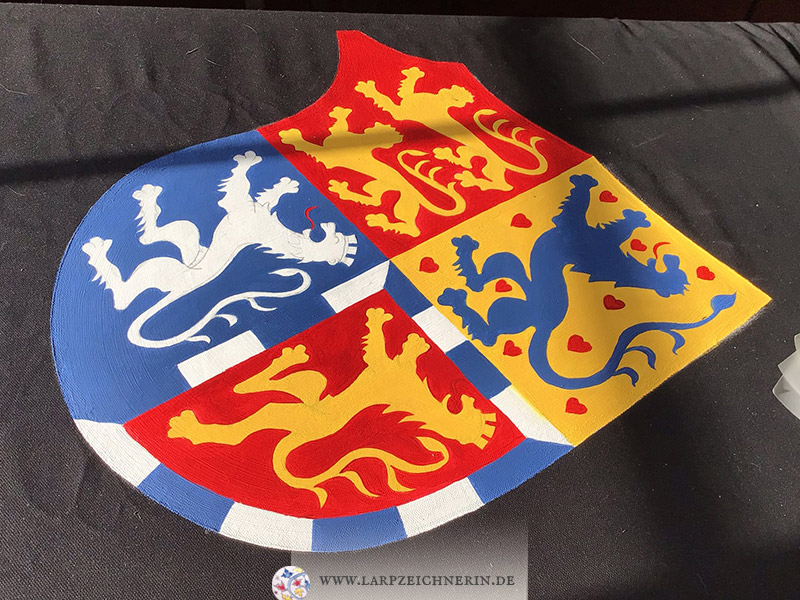Pferdedecke für Ritterfigur, Wappen mit Löwen in rot, blau, gelb  - Bemalung einer Pferdedecke für Freyhand und Schloss Gifhorn