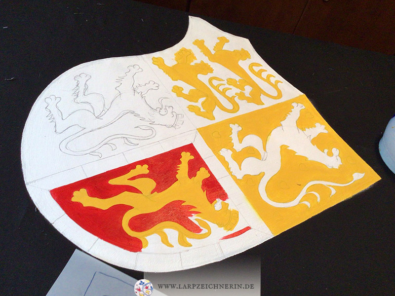 Pferdedecke für Ritterfigur, Wappen mit Löwen in rot, blau, gelb  - Bemalung einer Pferdedecke für Freyhand und Schloss Gifhorn