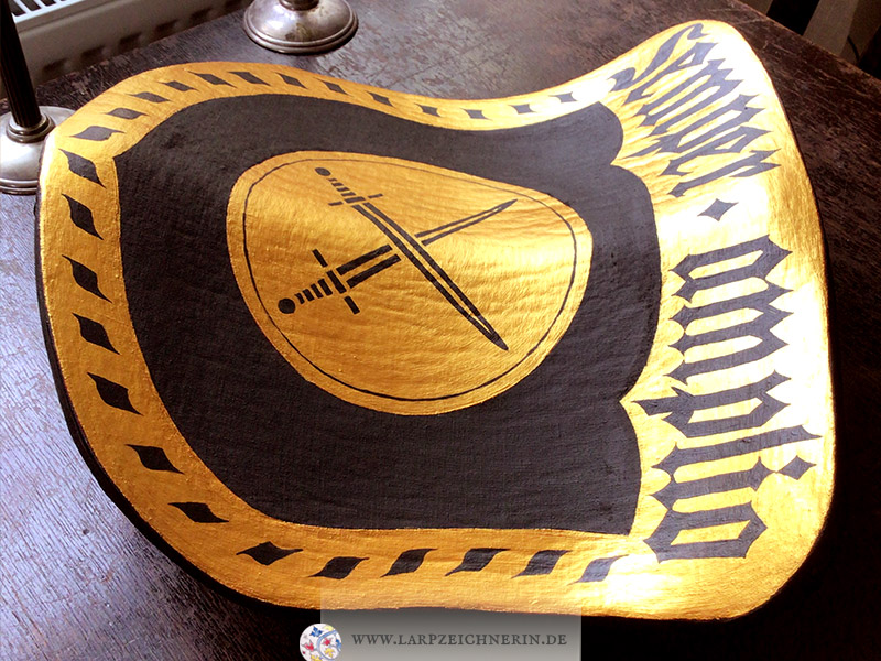 Tartsche in schwarz gold - semper amplio - Schwertsymbol - Acrylfarbe auf Seidenbespannung - Tartsche bemalen lassen